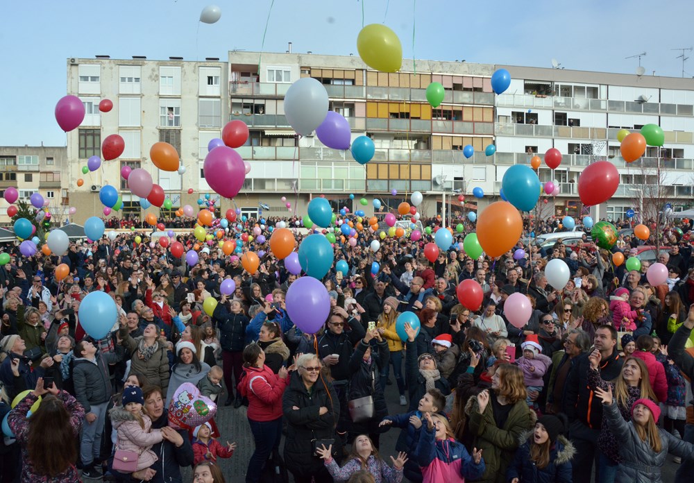 PULA, 31.12.2018. - ZADNJI DAN, TRZNICA VERUDA, DOCEK NOVE GODINE U PODNE, BALONI, KONFETISnimio Neven LAZAREVIC